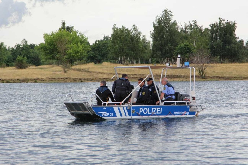 Polizeitaucher suchen auf dem Boot der Wasserschutzpolizei mit einem Sonar den Seegrund ab.
