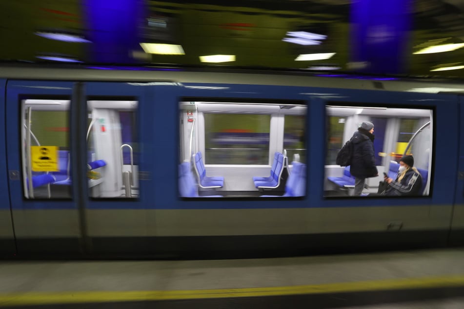 Dramatischer Unfall: Frau stürzt vor einfahrende U-Bahn und wird schwer verletzt