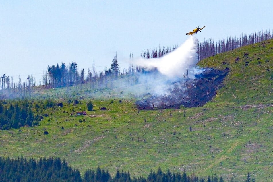 Waldbrand im Harz gelöscht: 120 Einsatzkräfte und Löschflugzeug im Einsatz