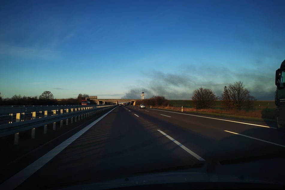 Der starke Rauch war auch noch in weiter Entfernung zu sehen.