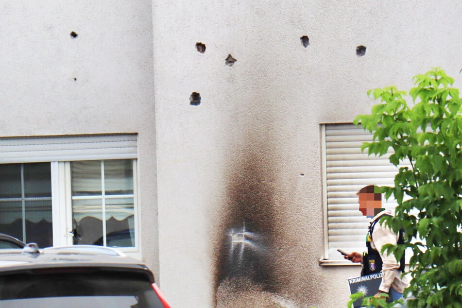 Mitten in der Nacht: Frau von Schüssen und Brandsatz gegen Wohnhaus geweckt!