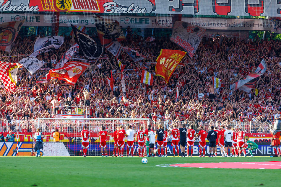 Unions-Fans feiern mit ihrer Mannschaft den Sieg.