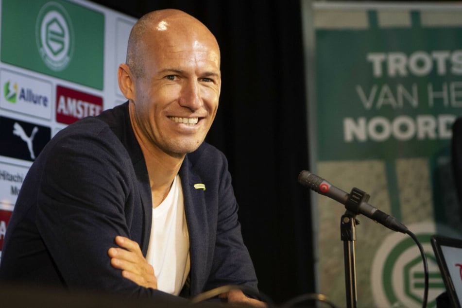 Ex-Bayern-Profi Arjen Robben (36) kündigt bei einer Pressekonferenz seine Rückkehr zum FC Groningen an.