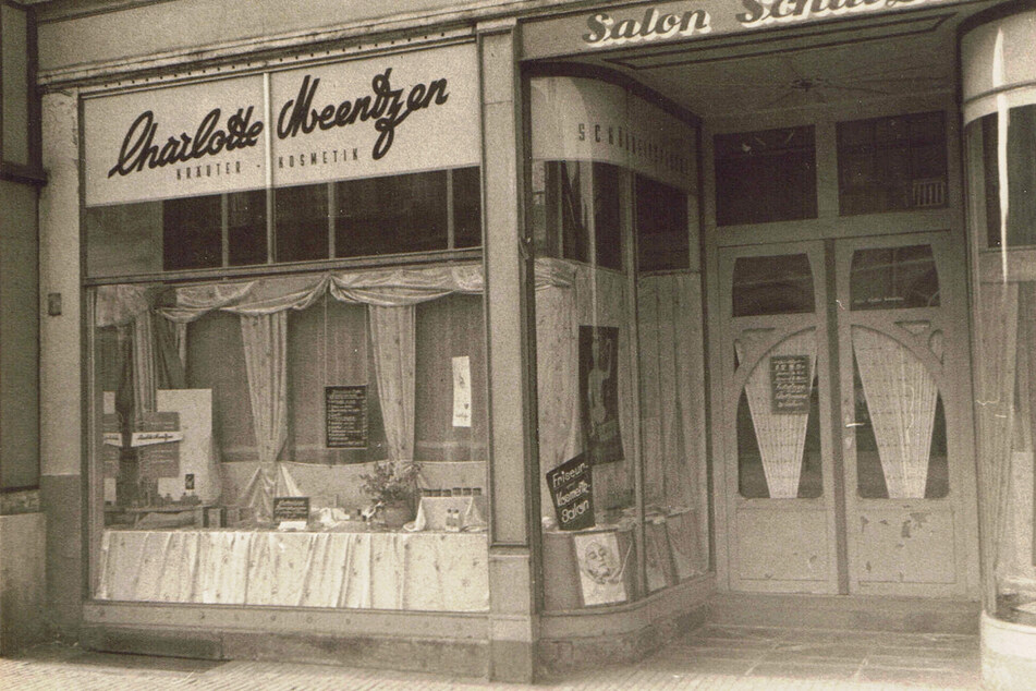 Heute vertreiben 5000 Geschäfte deutschlandweit die Produkte. Hier der Salon auf dem Weißen Hirsch in Dresden 1960.