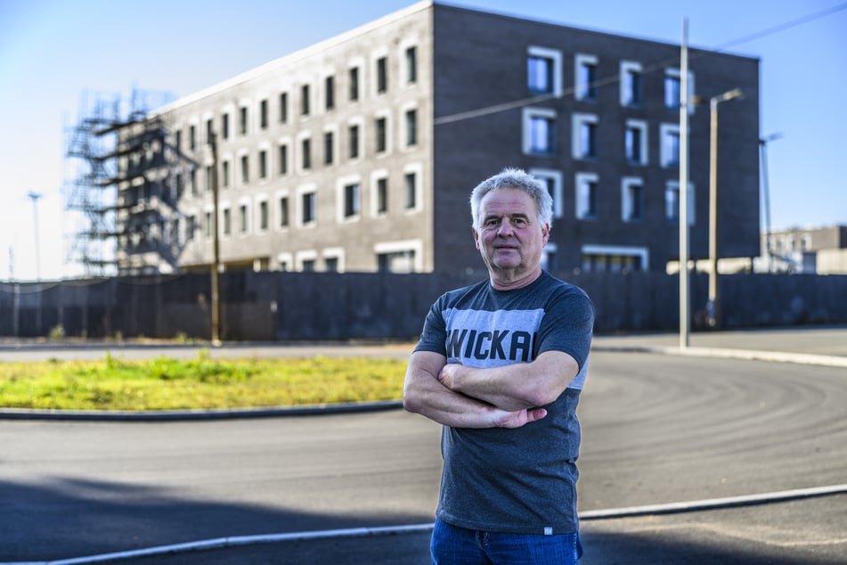 Marienthaler Lutz Reinhold (63) steht vor der JVA-Dauer-Baustelle.