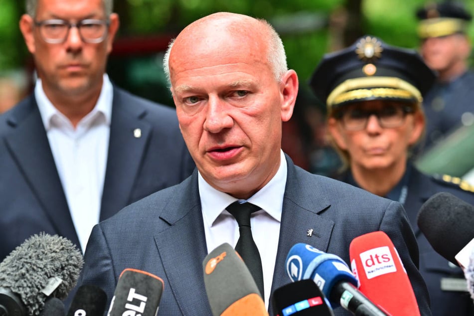 Kai Wegner (53, CDU) gibt ein Pressestatement am Tatort im Tiergarten ab.