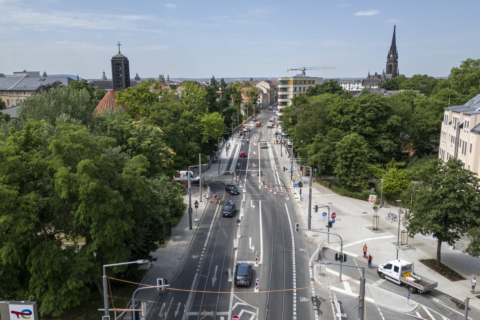 Dauerbaustelle endet nach über zwei Jahren: Ab morgen Mittag können Autofahrer wieder regulär über die Bautzner Straße rollen. Ab Montagfrüh fährt auch die Straßenbahnlinie 11 wieder bis nach Bühlau.