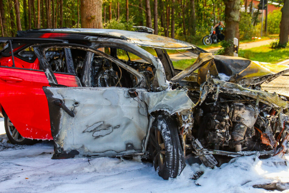 Der Wagen fing durch den Unfall Feuer.