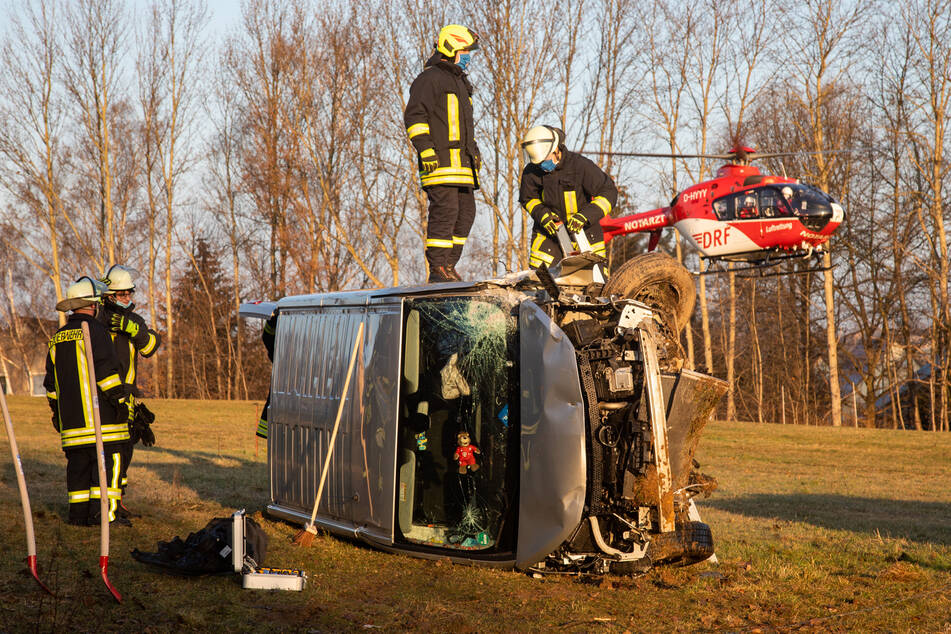 Mit einem Rettungshubschrauber wurde der schwer verletzte Fahrer ins Krankenhaus gebracht.