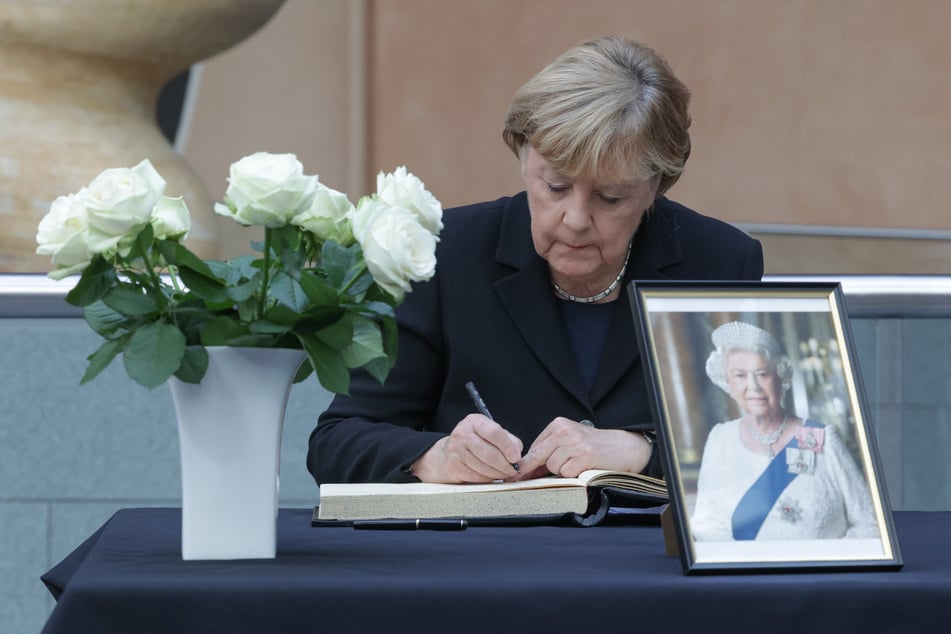 Angela Merkel (68, CDU) kondoliert der verstorbenen britischen Königin Elizabeth II. in der britischen Botschaft.