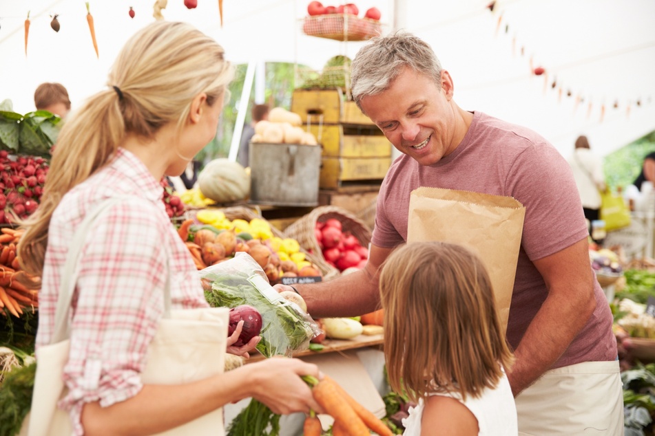 Ist das Kind alt genug, kann es aktiv am Einkaufen teilnehmen. Auf einem Bauernmarkt wird darüber hinaus deutlich, welche Obst- und Gemüsesorten aus der eigenen Region stammen.