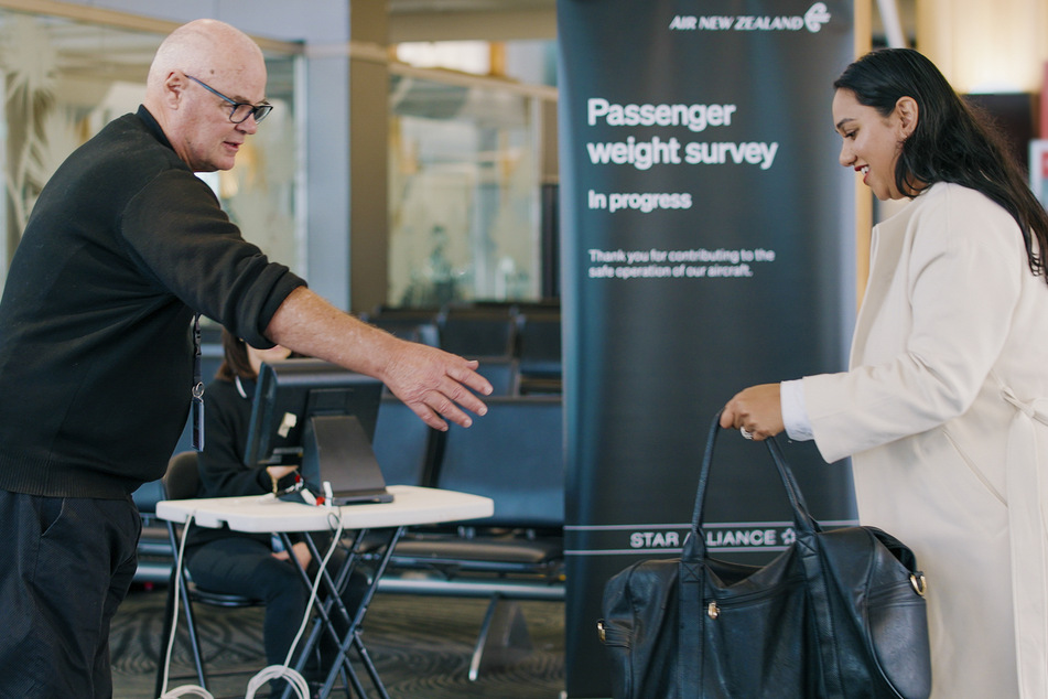 Air New Zealand will 10.000 Passagiere im Rahmen einer einmonatigen Untersuchung wiegen, um das Gewicht und die Balance ihrer Flugzeuge besser einschätzen zu können.