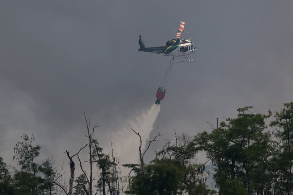 Im Kampf gegen die zerstörerischen Flammen ließ ein Helikopterpilot (†56) sein Leben.