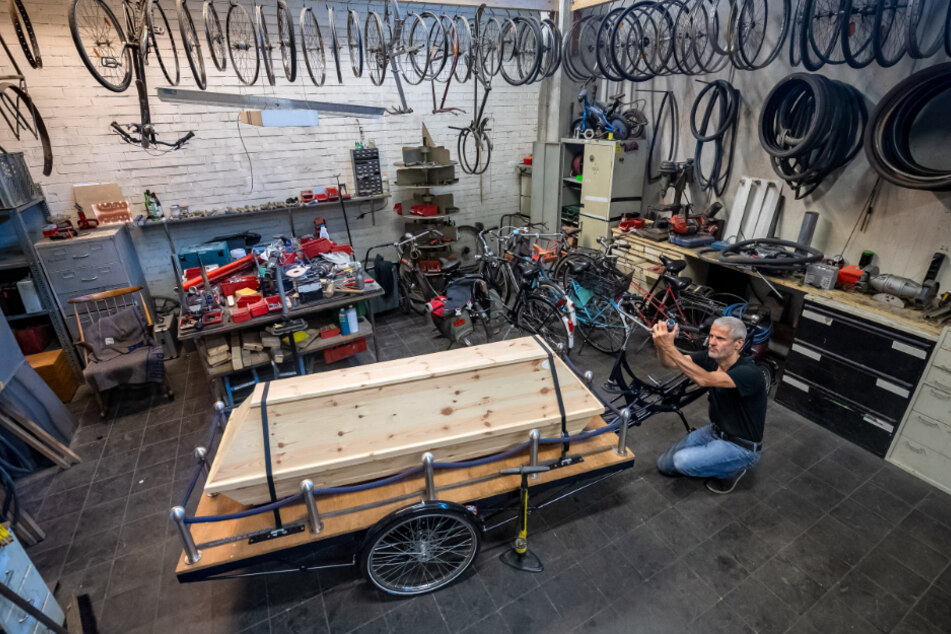 In seiner Werkstatt arbeitet Michael Olsen am Bestattungsfahrrad.