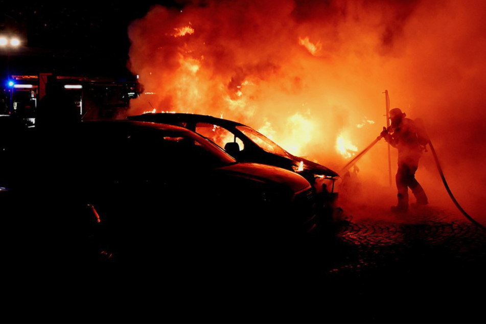 Die Münchner Feuerwehr konnte die brennenden Fahrzeuge löschen, die Polizei hat die Ermittlungen aufgenommen.
