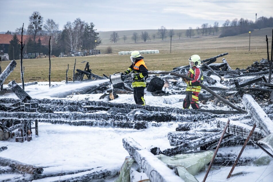 Die Kameraden löschten das Feuer mit reichlich Schaum.