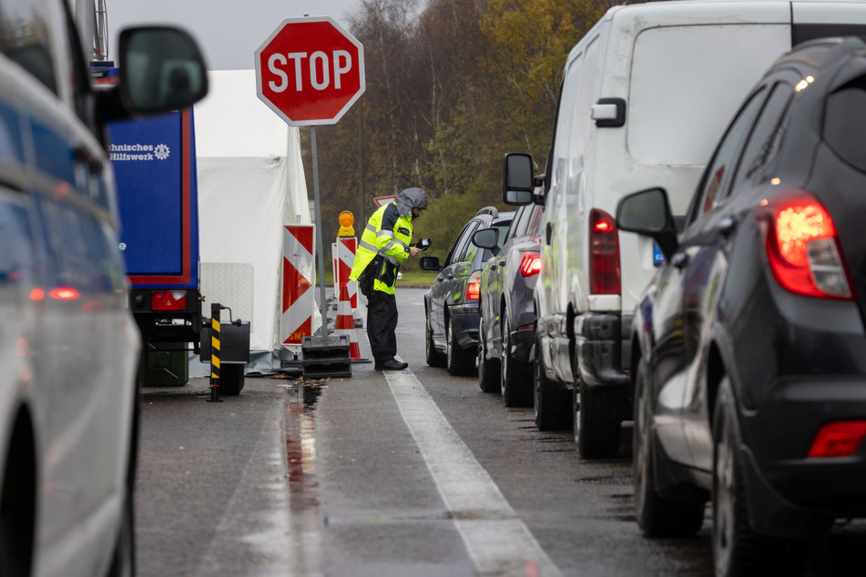 Fast alle Autofahrer zeigen Verständnis für die Grenzkontrollen. In Reitzenhain bilden sich meist nur kleinere Staus.