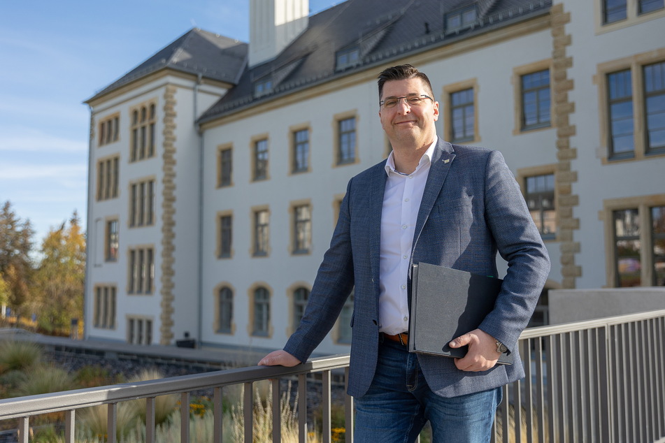 Landrat Thomas Hennig (45, CDU) freut sich über die kommende Verbindung ohne Umstieg in die Region Leipzig-Halle.