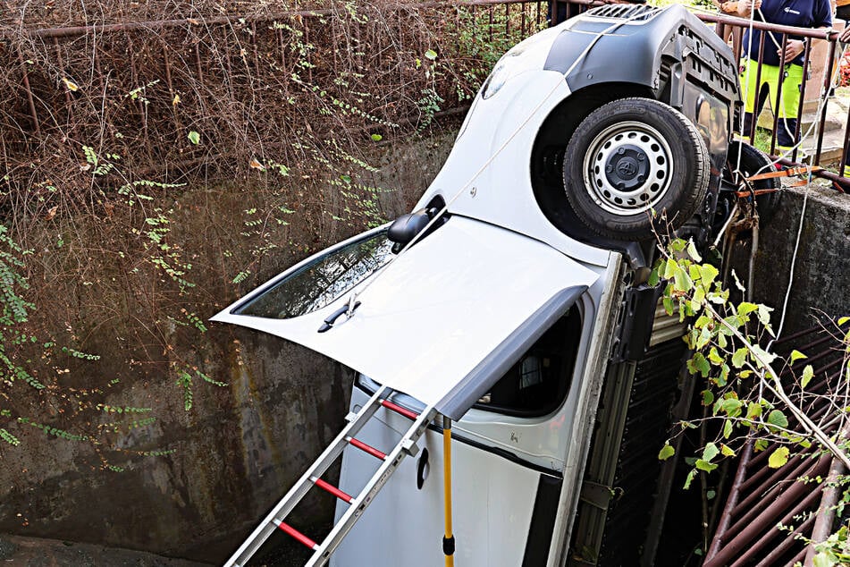 Der gehört da aber nicht hin! Toyota landet hochkant in kleinem Bachbett