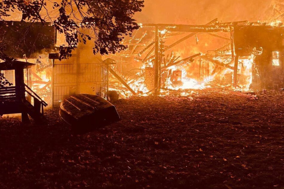 Scheune in Sachsen-Anhalt brennt lichterloh: Schaden ist riesig
