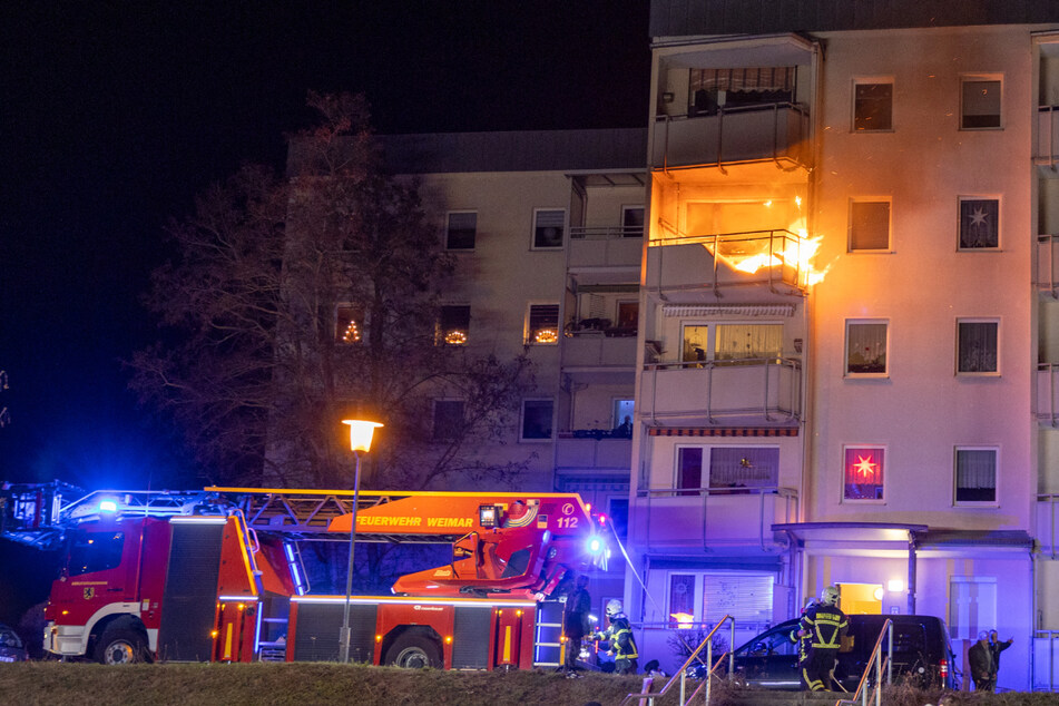 Feuerwerk setzt Balkon in Brand: Mehrfamilienhaus evakuiert
