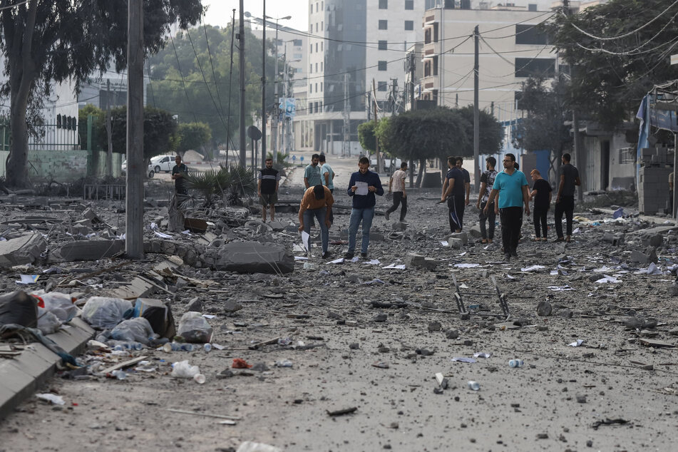 Nach israelischen Angriffen begutachten Palästinenser Trümmer in Gaza-Stadt.