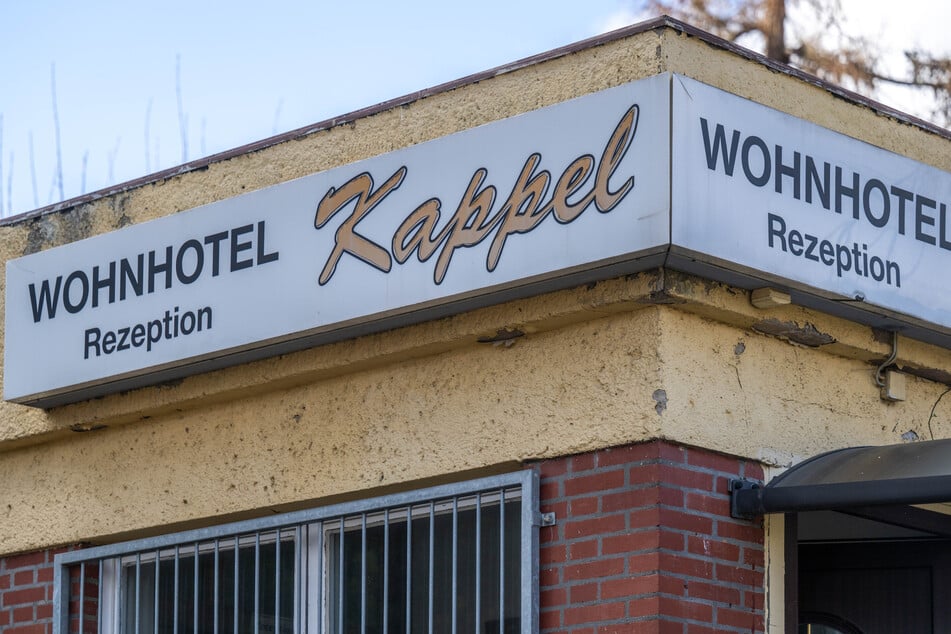 Der Eingang vom alten Wohnhotel Kappel: In verschiedenen Internet-Portalen ist es sogar noch als Pension gelistet.