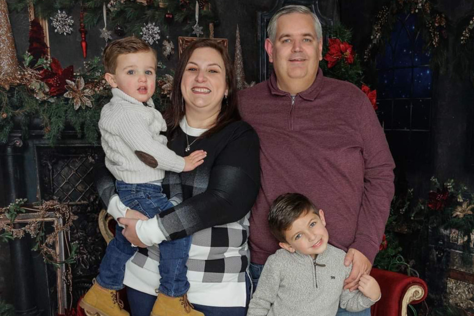 Familie Mulhall hat ihr Haus bei einem Brand verloren und kann Weihnachten deswegen nicht zu Hause feiern.