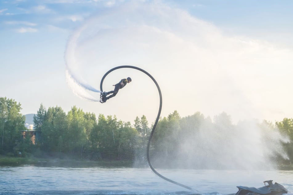 Der Flyboard Künstler "Flying Gordon" begeistert am 18. Juli im Leipziger Stadthafen.