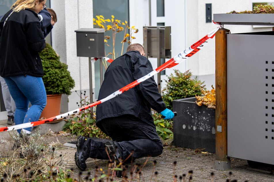 Auch an einem Blumenkasten unweit der Haustür konnte die Spurensicherung Einschläge der Explosion feststellen.
