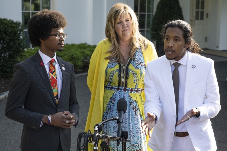 Tennessee state Representative Justin Jones (r.), alongside fellow Tennessee Three members Justin Pearson (l.) and Gloria Johnson, speaks to the press after a meeting with President Joe Biden at the White House.