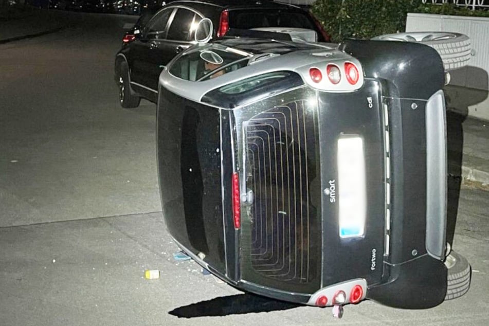 Unbekannte haben sich an diesem Smart in der Nacht zu schaffen gemacht und ihn kurzerhand auf die Seite geworfen.