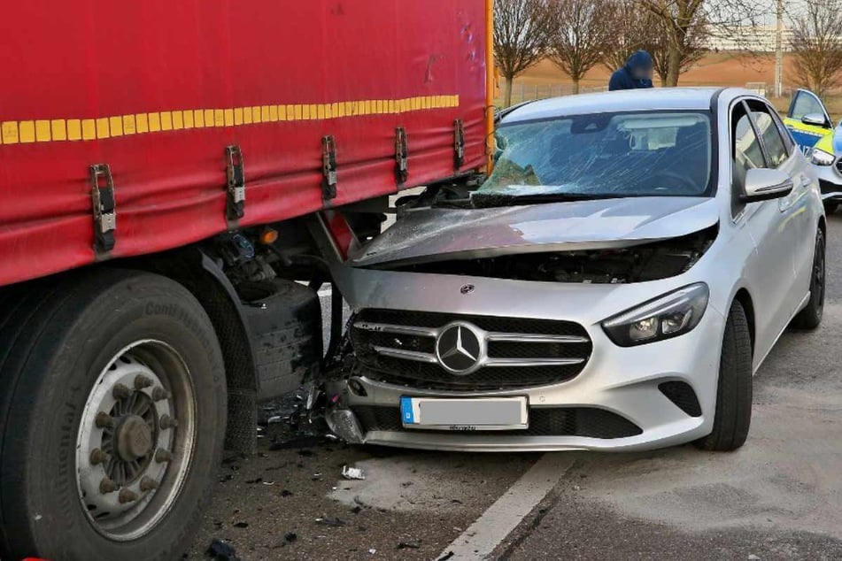 Unfall A81: Alkohol am Steuer: Mercedes-Fahrerin kracht in Anhänger!