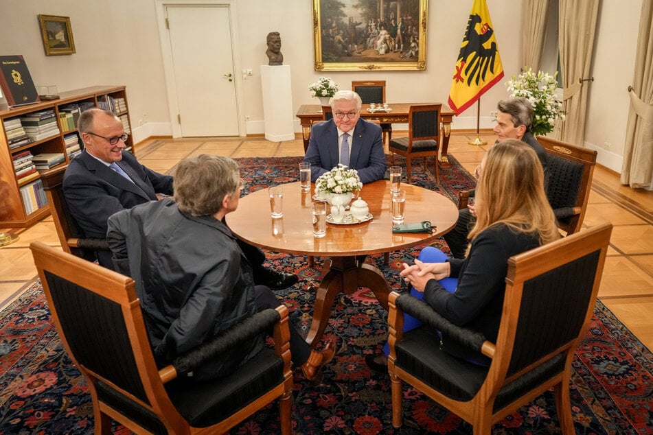 Am Dienstagabend trafen sich die Fraktionschefs von Union, SPD und Grünen im Schloss Bellevue mit Bundespräsident Frank-Walter Steinmeier (68, M.).