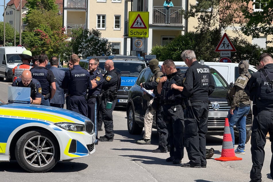 Mit einem Großaufgebot ist die Polizei an einer Mittelschule im mittelfränkischen Roth im Einsatz.