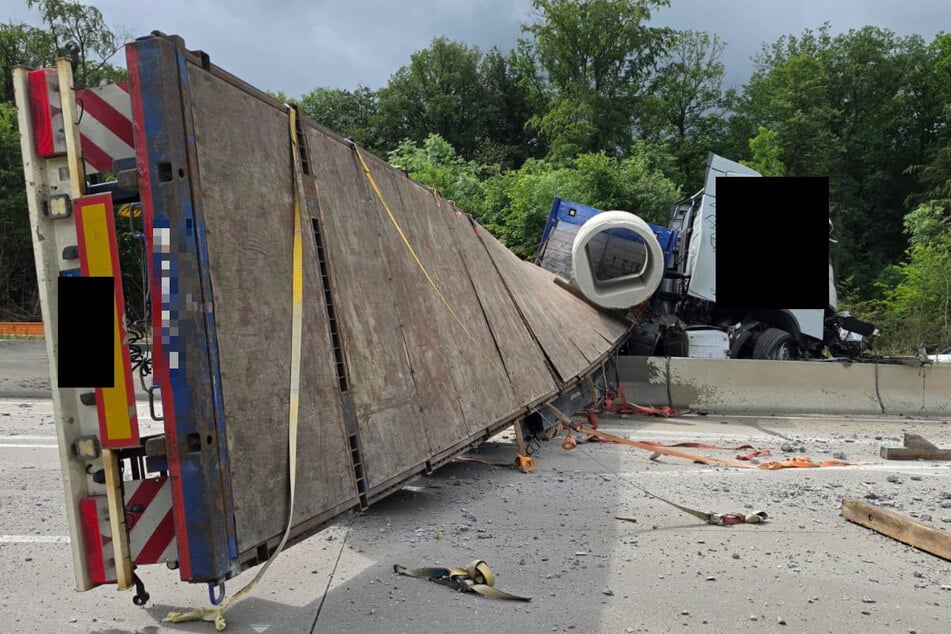 Der Auflieger des Lkw blieb quer auf allen Fahrstreifen stehen.