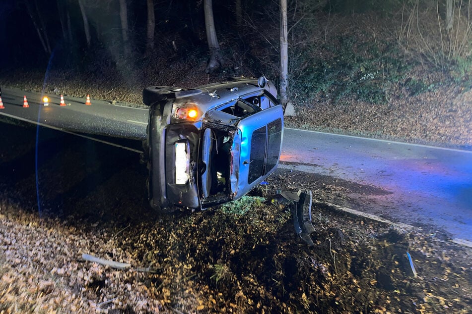 Bei einem Unfall wurden der Fahrer und seine beiden Mitfahrer leicht verletzt.