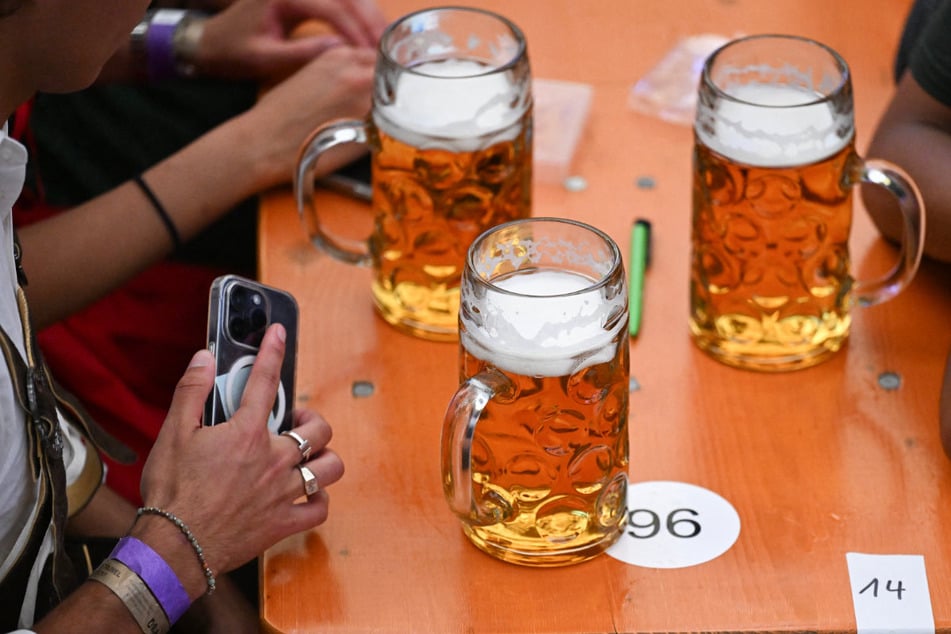 Biertisch wird zur Behandlungsliege: Auf dem Oktoberfest wurde eine schmerzhafte Verletzung quasi im Vorbeigehen behandelt – von einem Chefarzt.