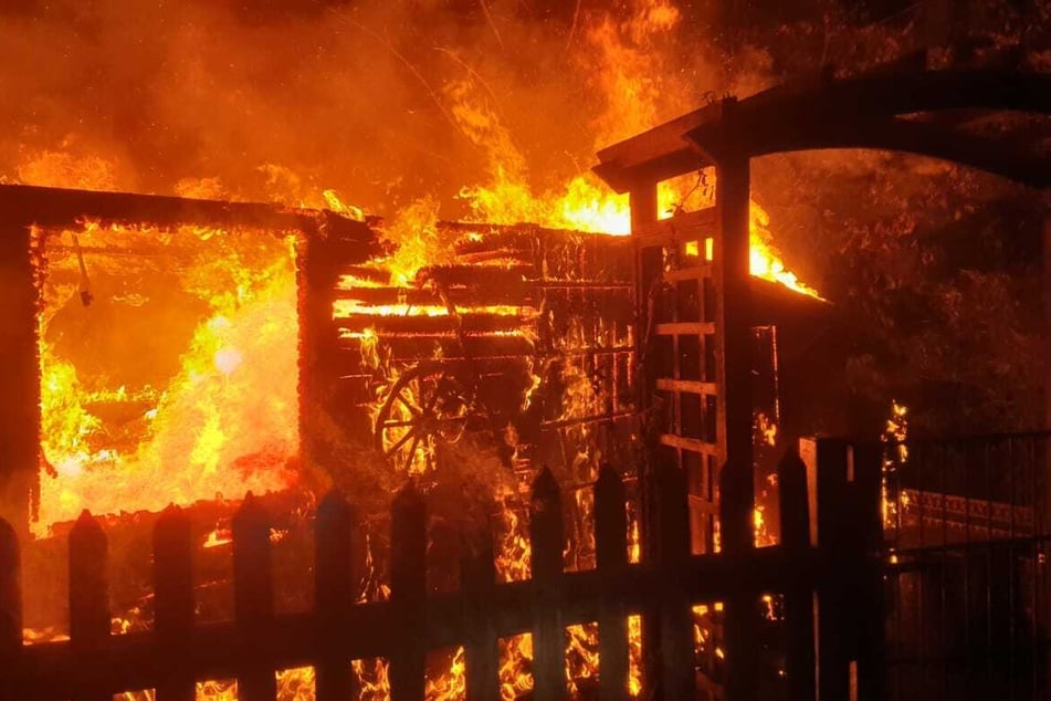 In Oelsnitz brannten in der Nacht eine Gartenlaube und ein Geräteschuppen komplett nieder. Die Polizei ermittelt nun zur Brandursache.