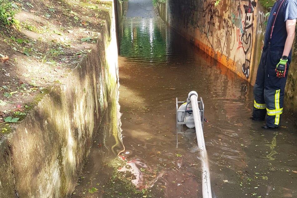 Eine überflutete Unterführung in Hattersheim: Die Feuerwehrkräfte mussten wegen diverser Wasserschäden ausrücken.