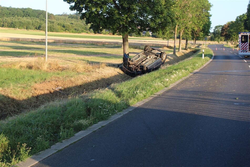 Fahrfehler führt zu schwerem Unfall: Autofahrer überschlägt sich und kracht gegen Baum