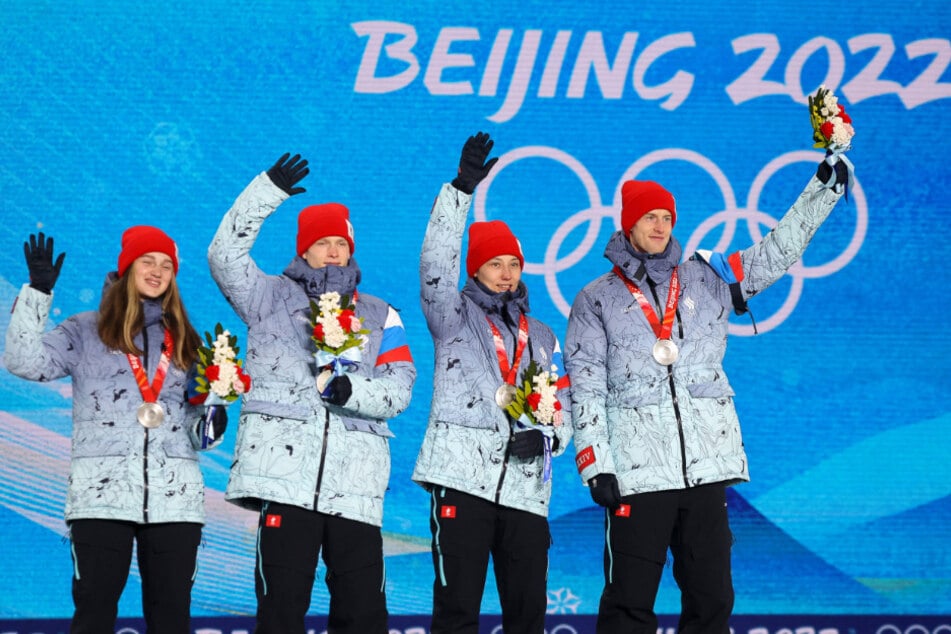 Danil Sadrejew (22, 2.v.l.) gewann im Mixed Olympiasilber.