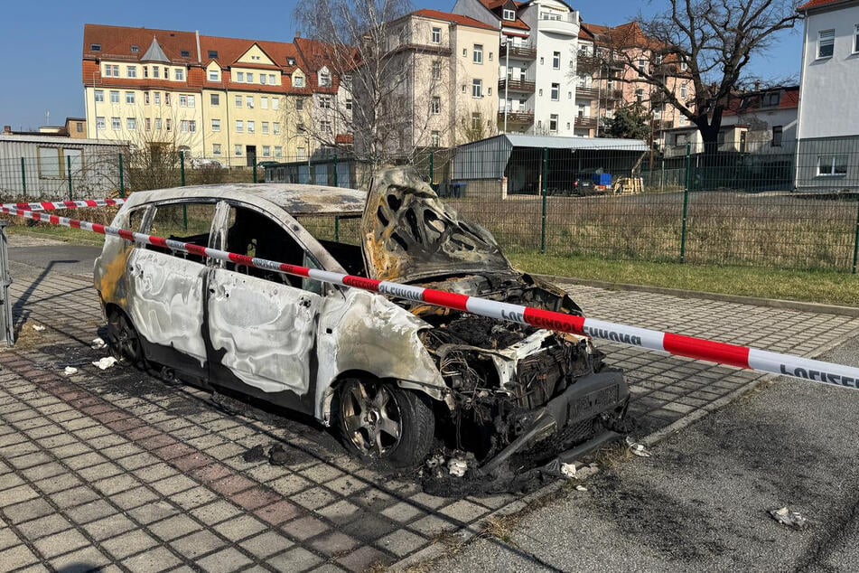 Von dem Auto blieb nur ein Wrack übrig.