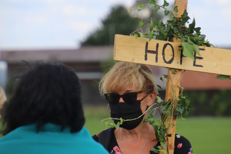 "Hope" steht auf dem Kreuz einer Demo-Teilnehmerin.