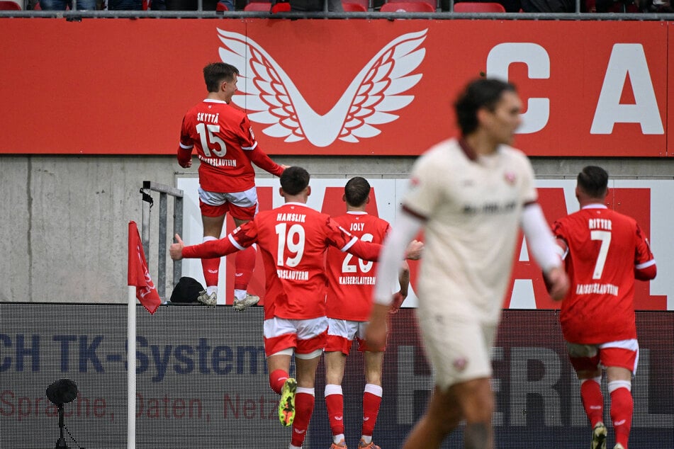 Kaiserslautern geht früh in Führung.