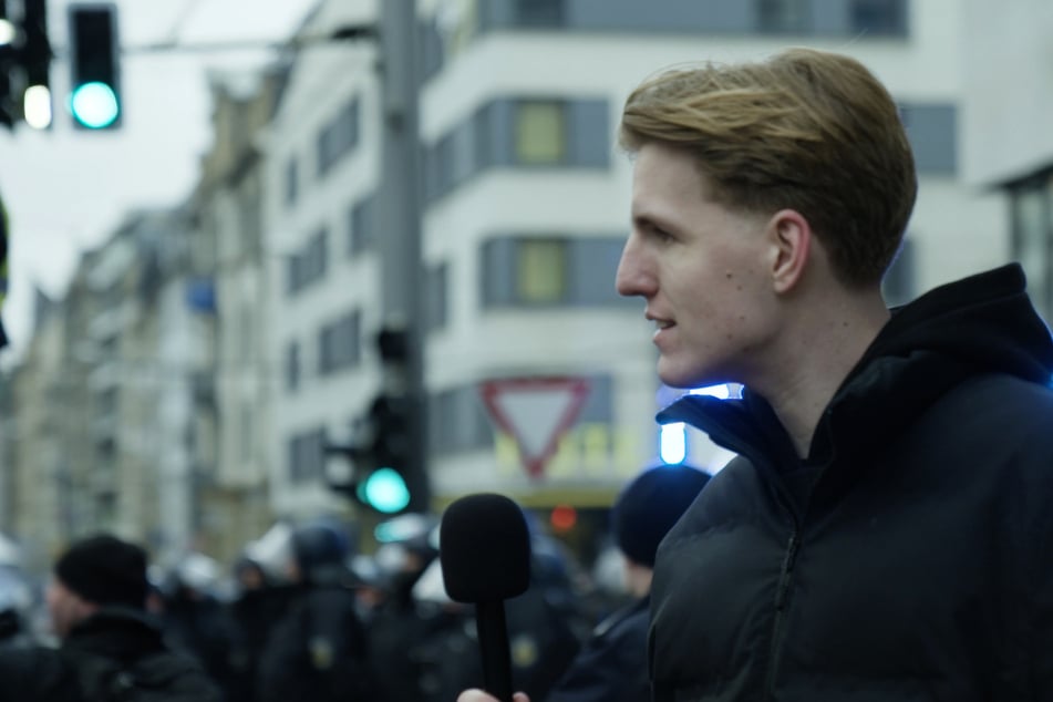 Marcant (24) versucht mit den Menschen, die auf Nazi-Demos gehen, ins Gespräch zu kommen, ihre Beweggründe zu erfahren und aufzuklären.