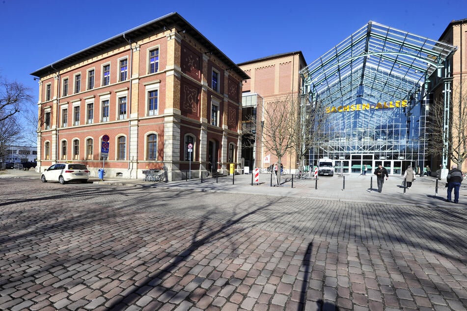 Die ehemalige Bürgerservicestelle an der Sachsen-Allee steht leer. Bis 2030 ist die Stadt an den Mietvertrag gebunden.