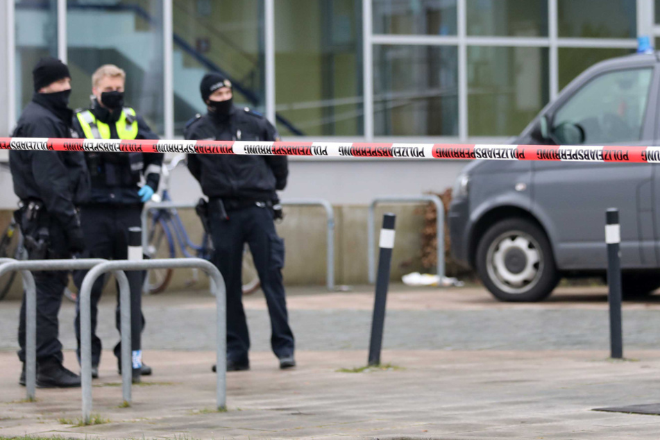 Einsatzkräfte stehen vor dem geräumten Amtsgericht in Rostock.