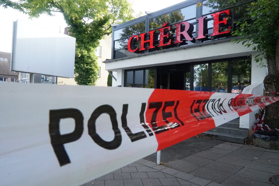 Vor dieser Shisha-Bar in Hamburg-Sasel wurde am Sonntagabend ein 24-Jähriger erschossen. Am gestrigen Mittwoch nahm die Polizei den mutmaßlichen Schützen fest.