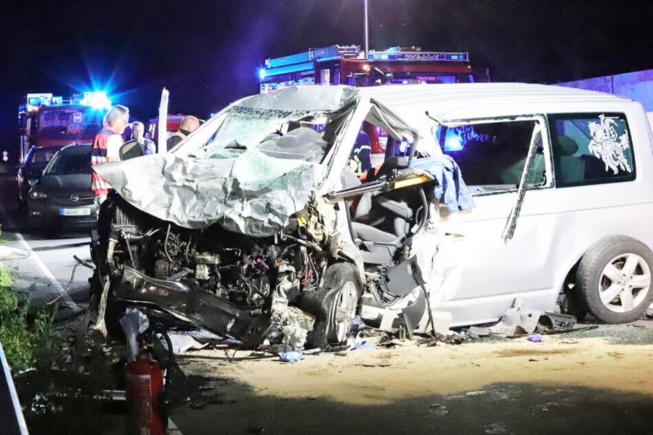 Zwei Tote nach Horror-Crash auf Bundesstraße: Polizei rätselt